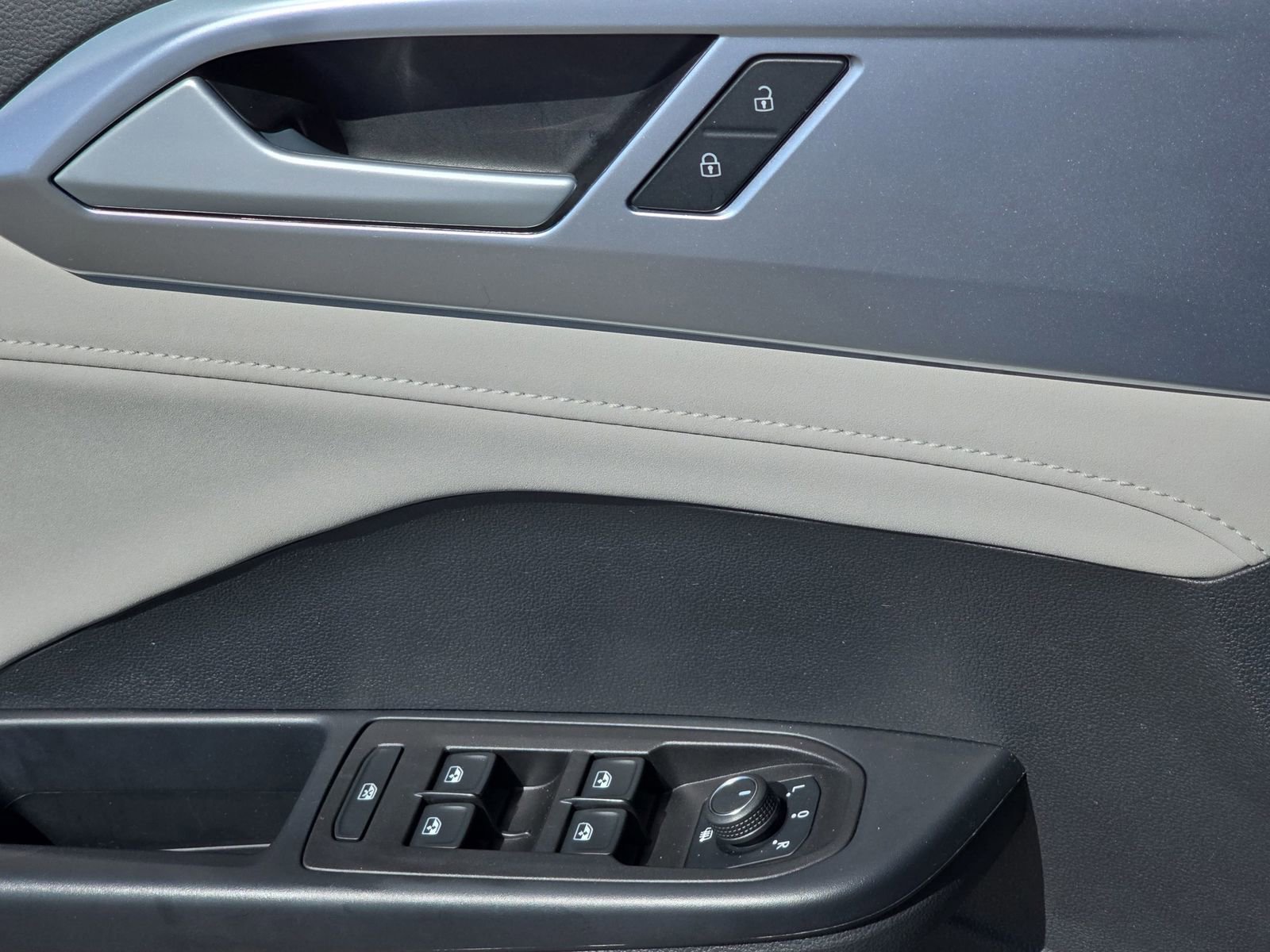 Used 2025 Volkswagen Taos SE image 32