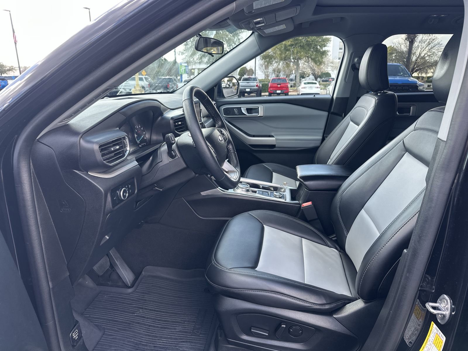 Used 2023 Ford Explorer XLT w/ Equipment Group 202A AWD/4WD image 16