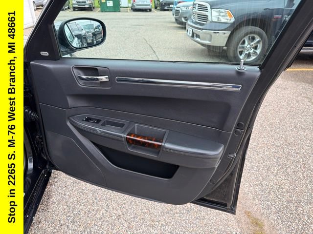 Used 2010 Chrysler 300 C RWD image 19