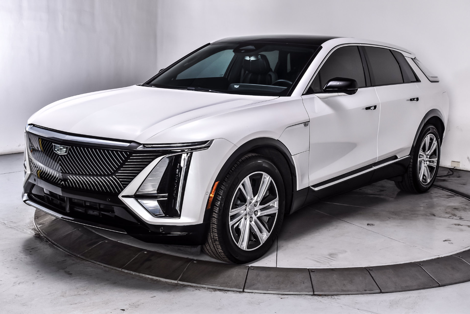 Used 2024 Cadillac Lyriq Tech w/ Driver Assist Package AWD/4WD image 3