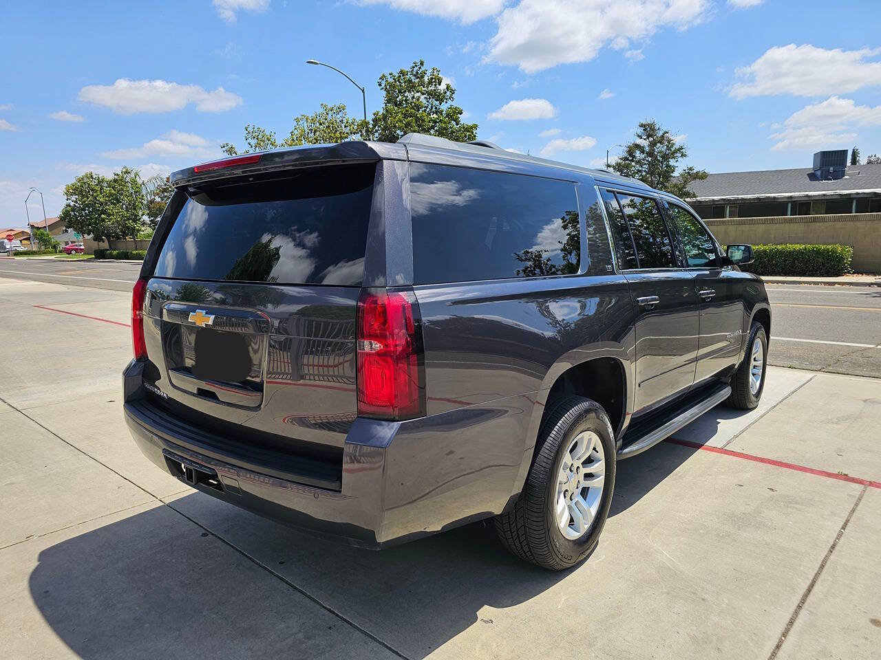 Used 2016 Chevrolet Suburban LS RWD image 5