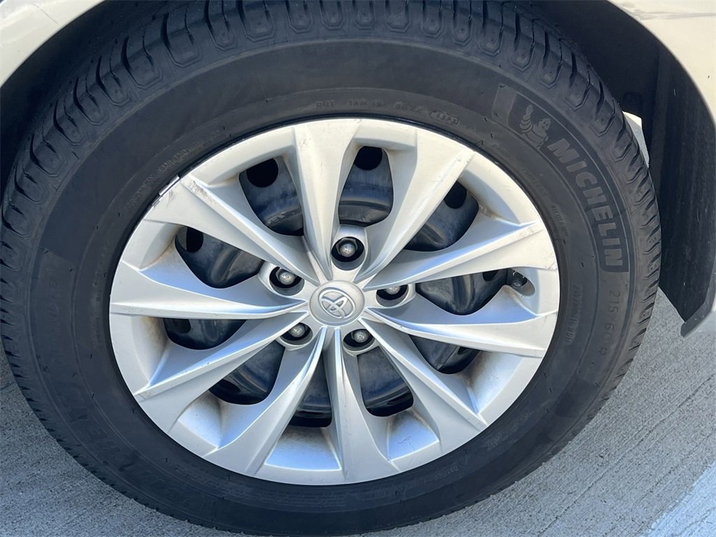 Used 2015 Toyota Camry LE image 9