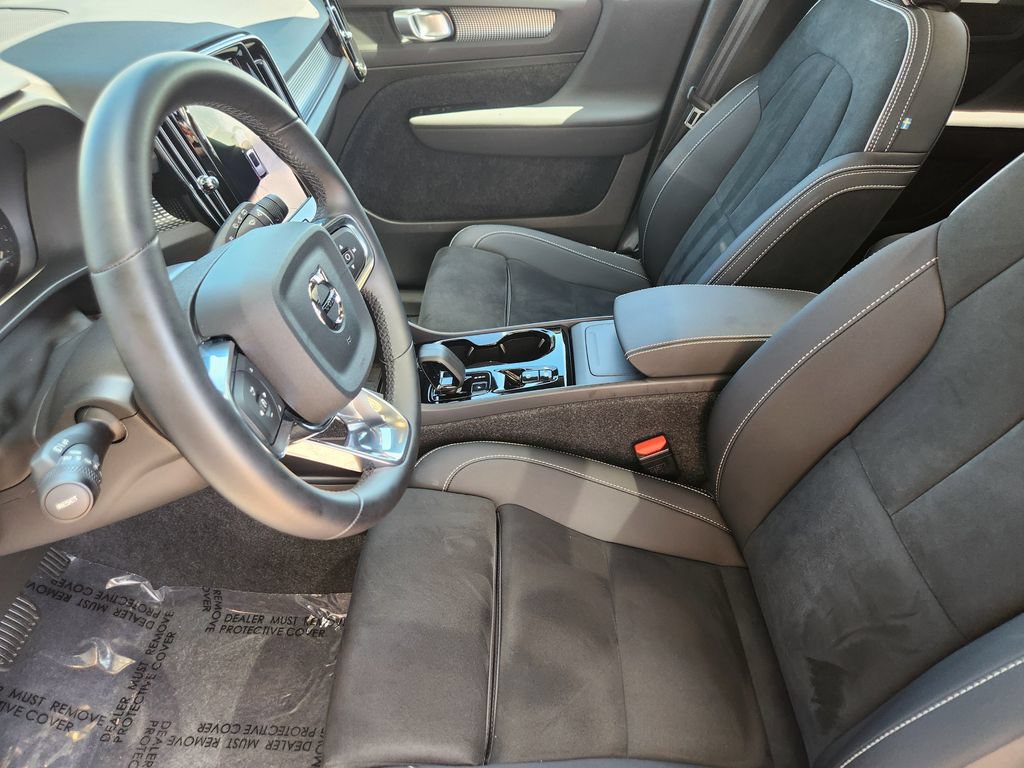Used 2025 Volvo XC40 B5 Plus AWD/4WD image 4