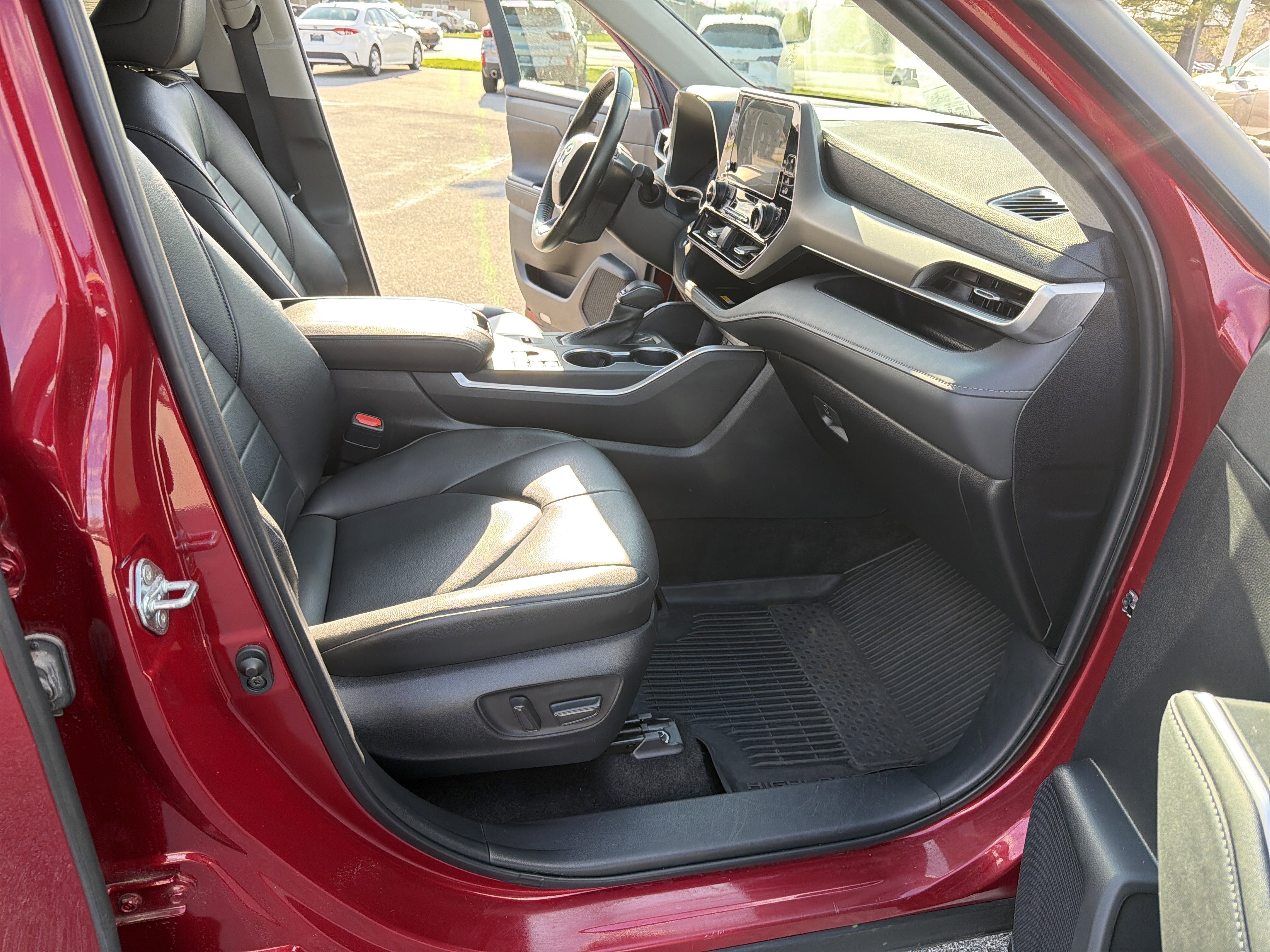 Used 2023 Toyota Highlander XLE AWD/4WD image 82