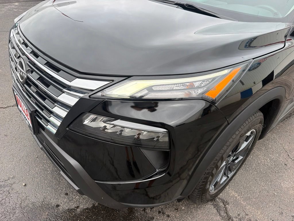 Used 2024 Nissan Rogue SV AWD/4WD image 12