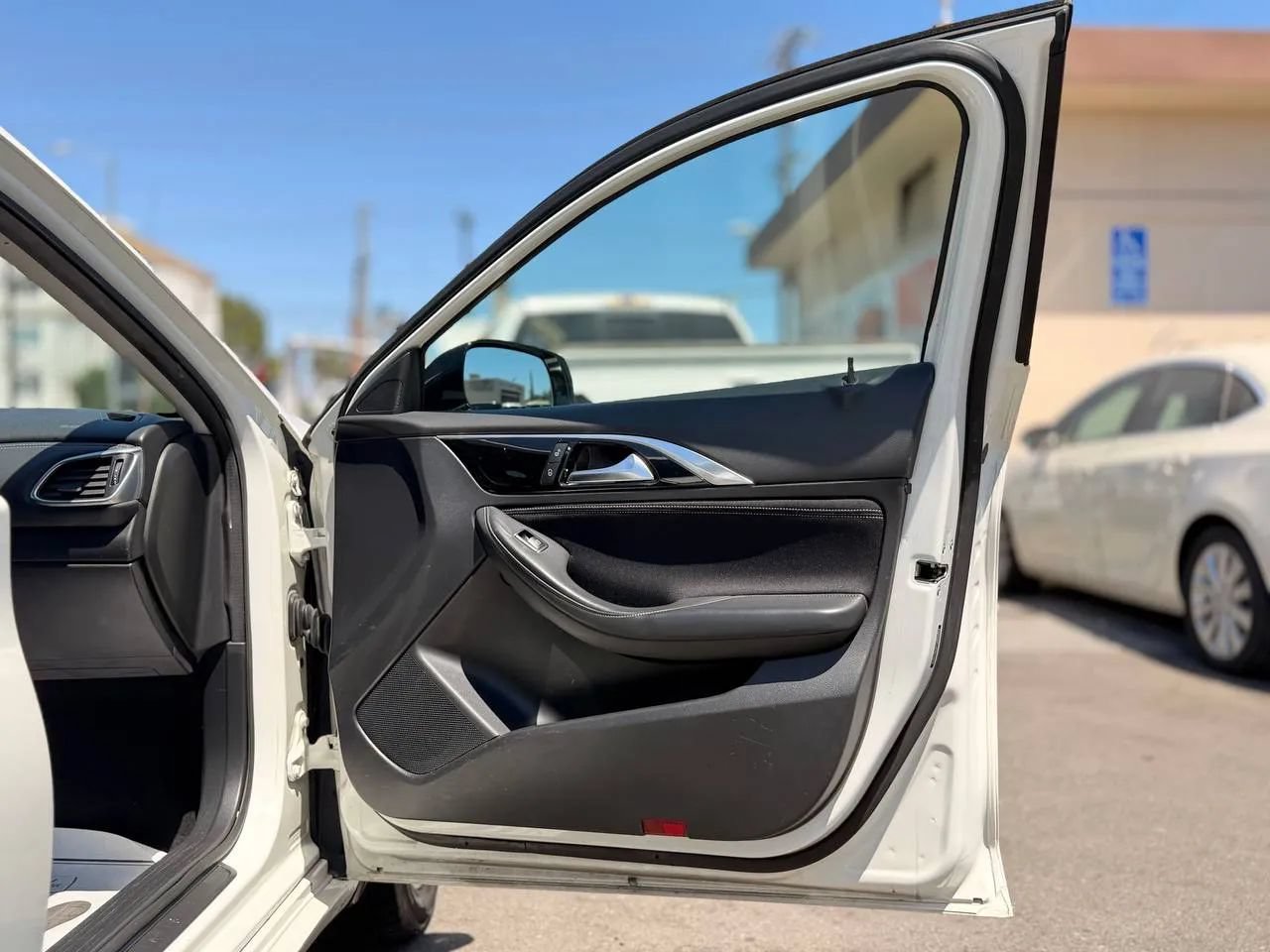 Used 2018 INFINITI QX30 FWD image 34