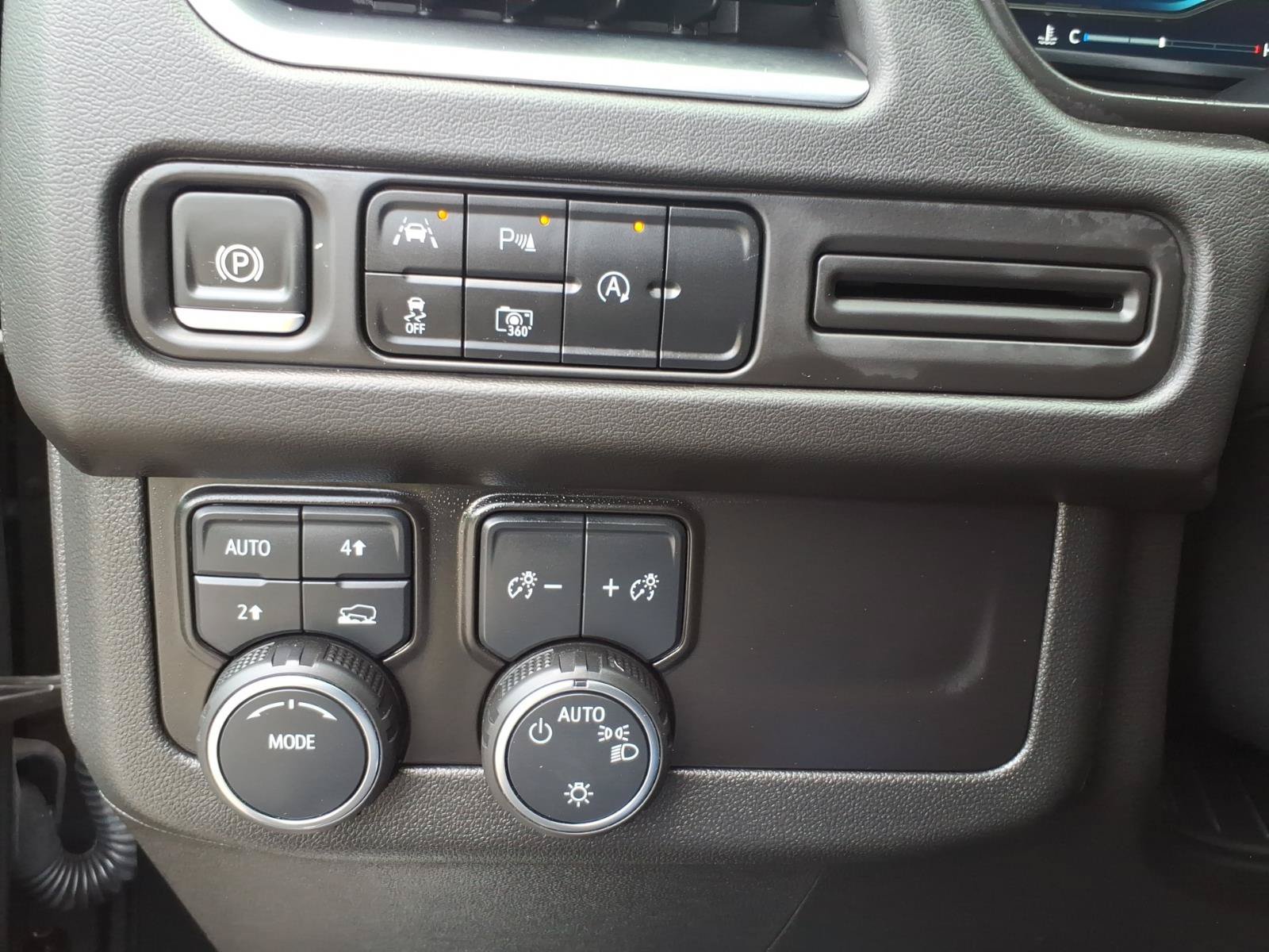 Certified 2024 Chevrolet Suburban RST w/ Luxury Package AWD/4WD image 18