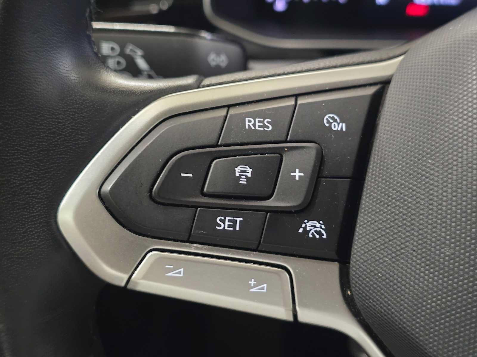 Used 2025 Volkswagen Jetta SE FWD image 32