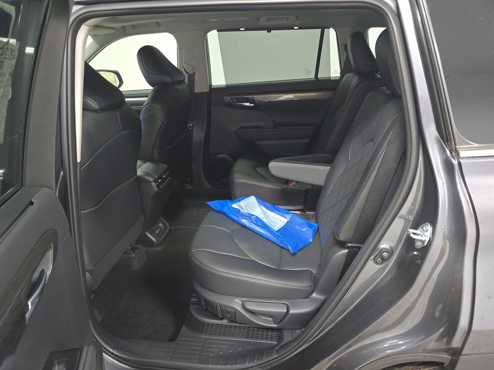 Used 2025 Toyota Highlander Platinum image 13