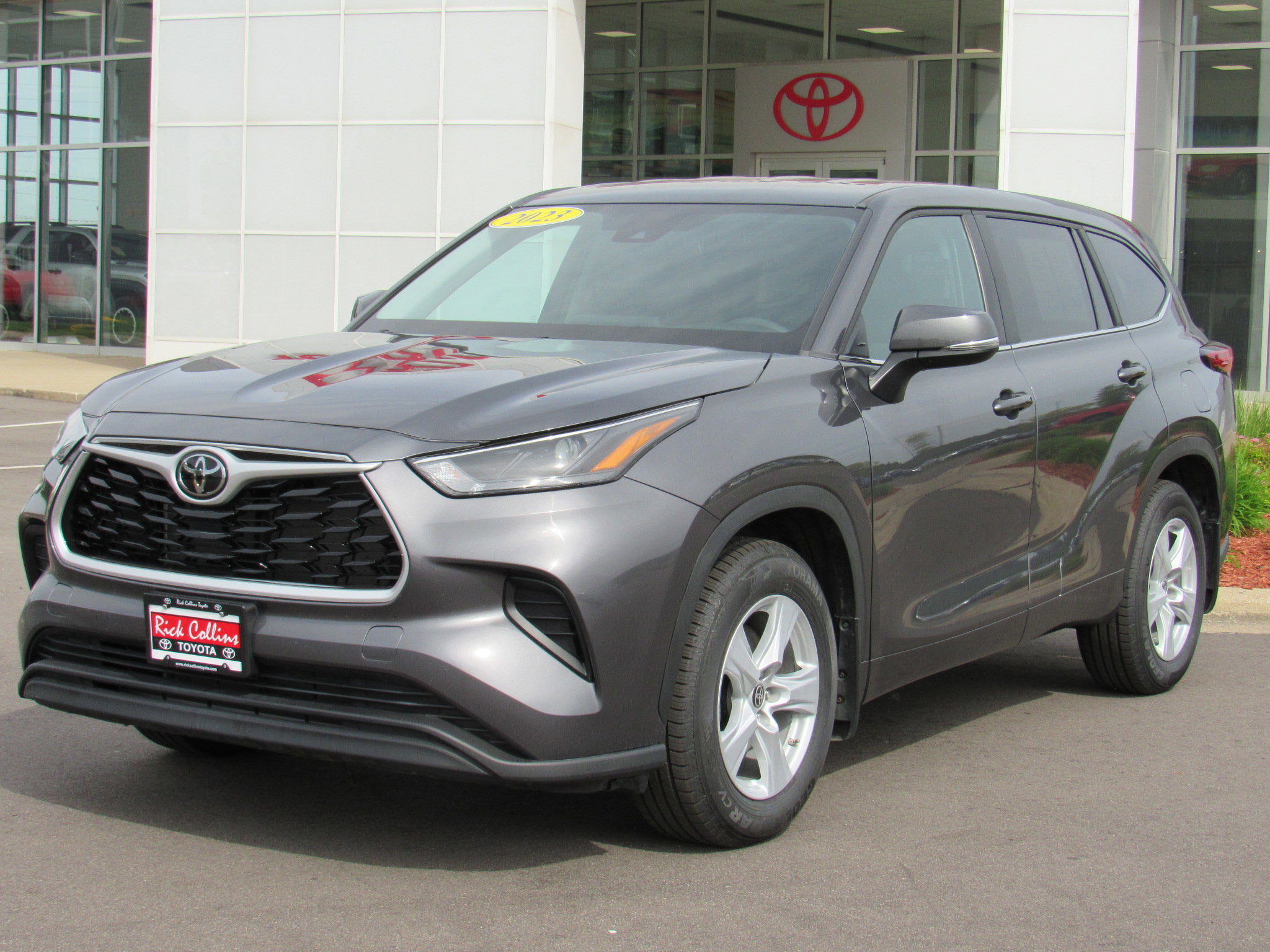 Used 2023 Toyota Highlander L FWD image 2