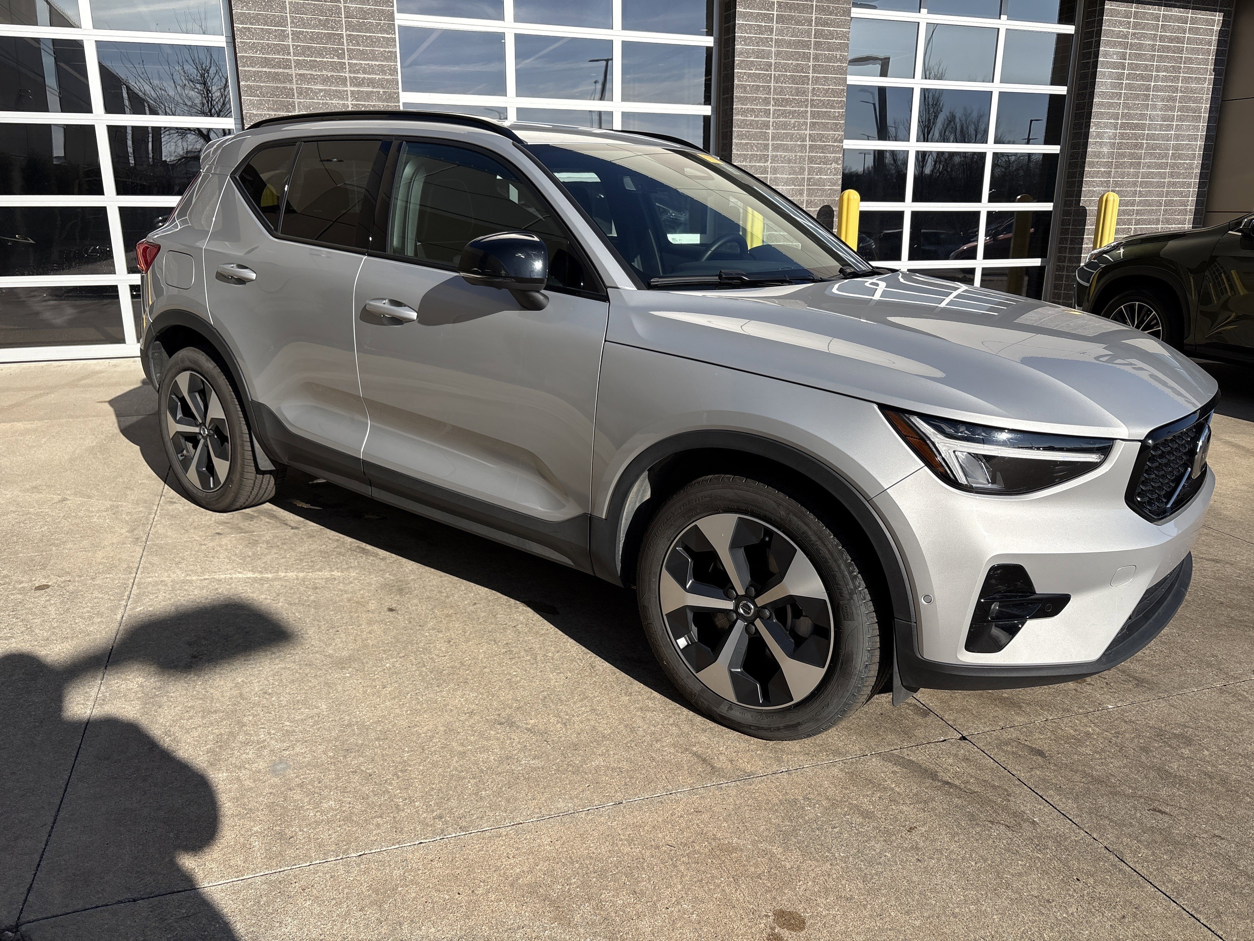 Used 2025 Volvo XC40 B5 Plus image 21
