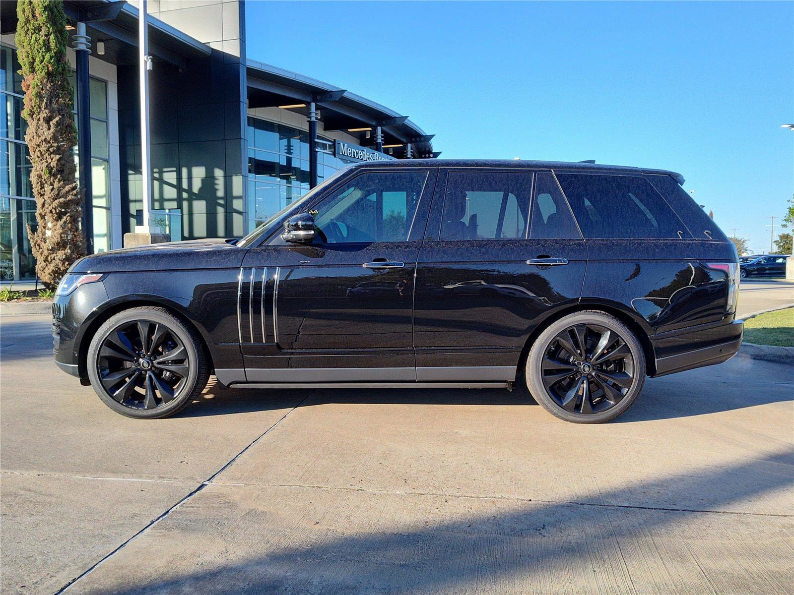 Used 2021 Land Rover Range Rover SV Autobiography Dynamic image 3