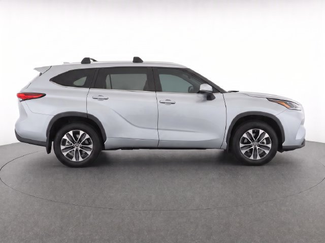 Used 2023 Toyota Highlander XLE AWD/4WD image 7