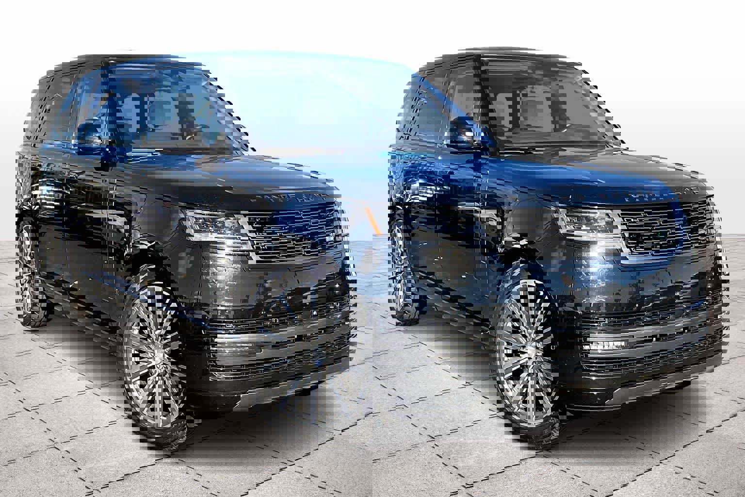 Used 2023 Land Rover Range Rover Long Wheelbase SE image 2