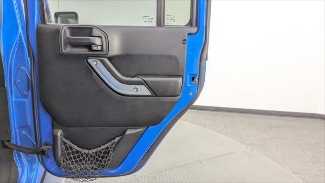 Used 2015 Jeep Wrangler Unlimited Sahara w/ Connectivity Group image 21