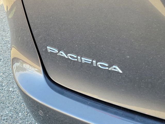 Used 2023 Chrysler Pacifica Touring-L image 7