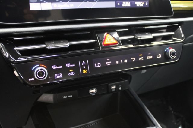 Used 2024 Kia Niro EX FWD image 18