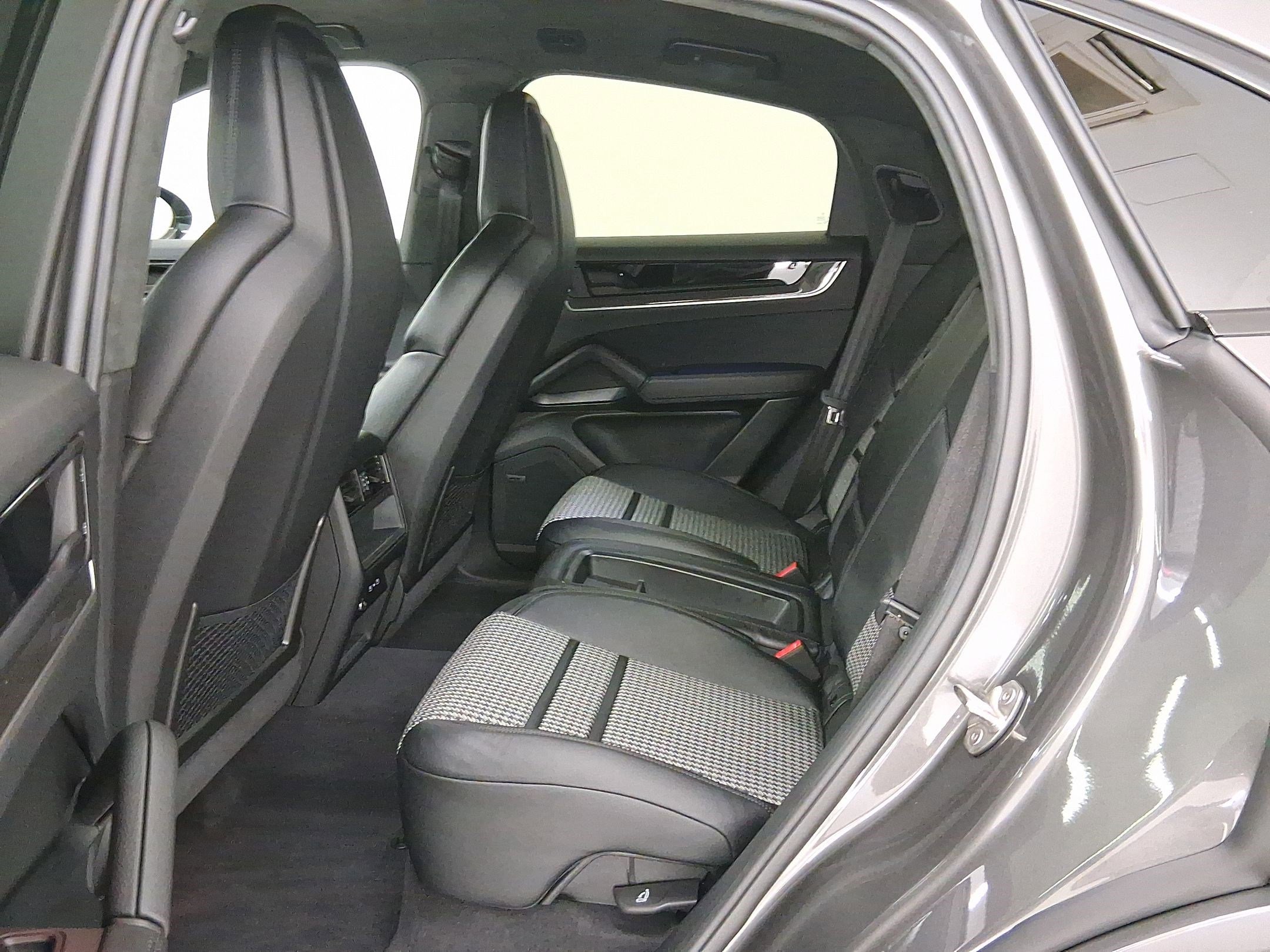 Used 2026 Porsche Cayenne Coupe image 13