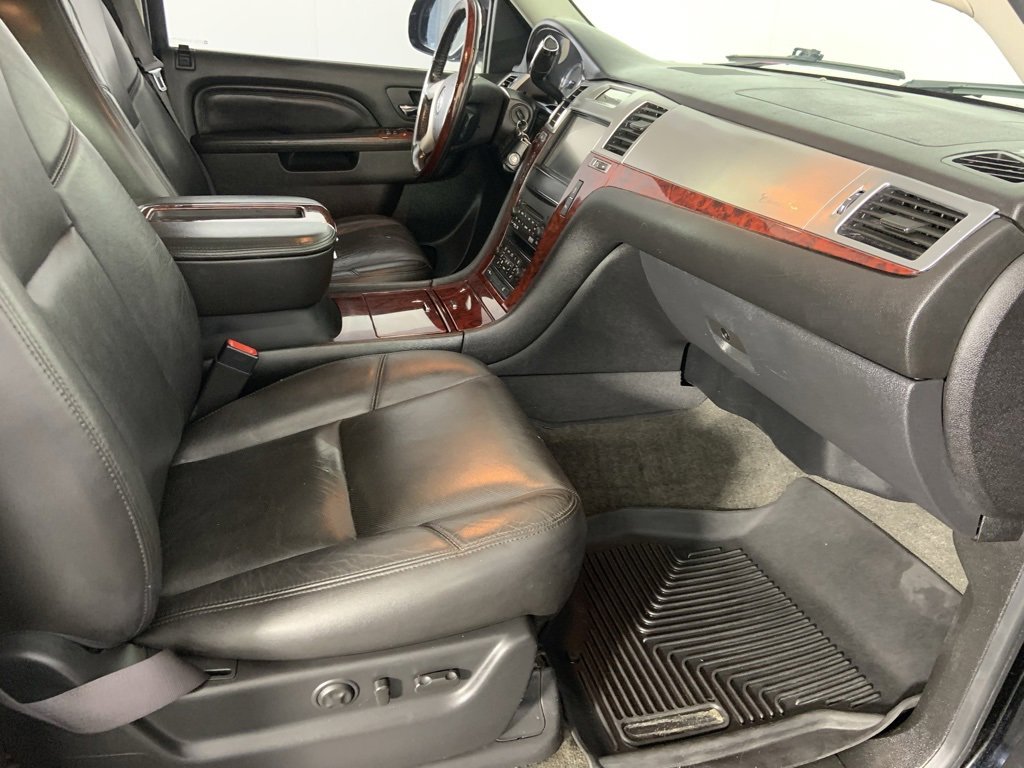 Used 2013 Cadillac Escalade Premium image 16