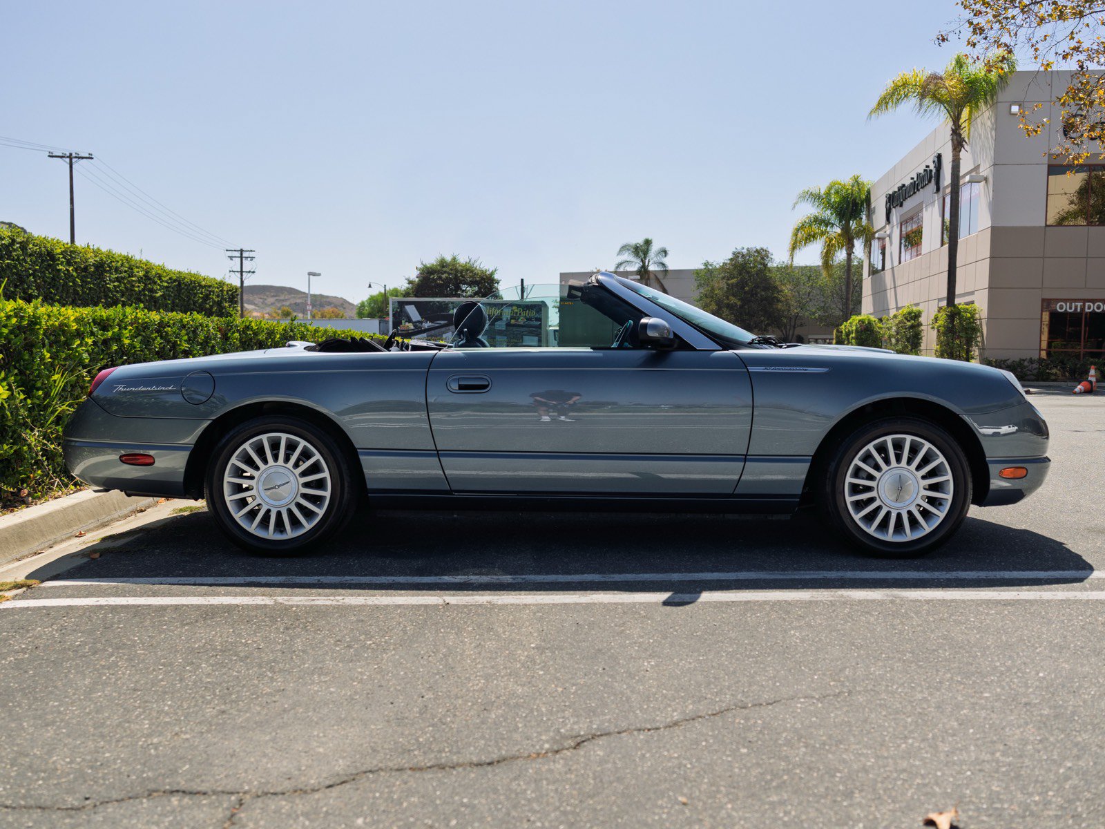 Used 2005 Ford Thunderbird RWD image 4