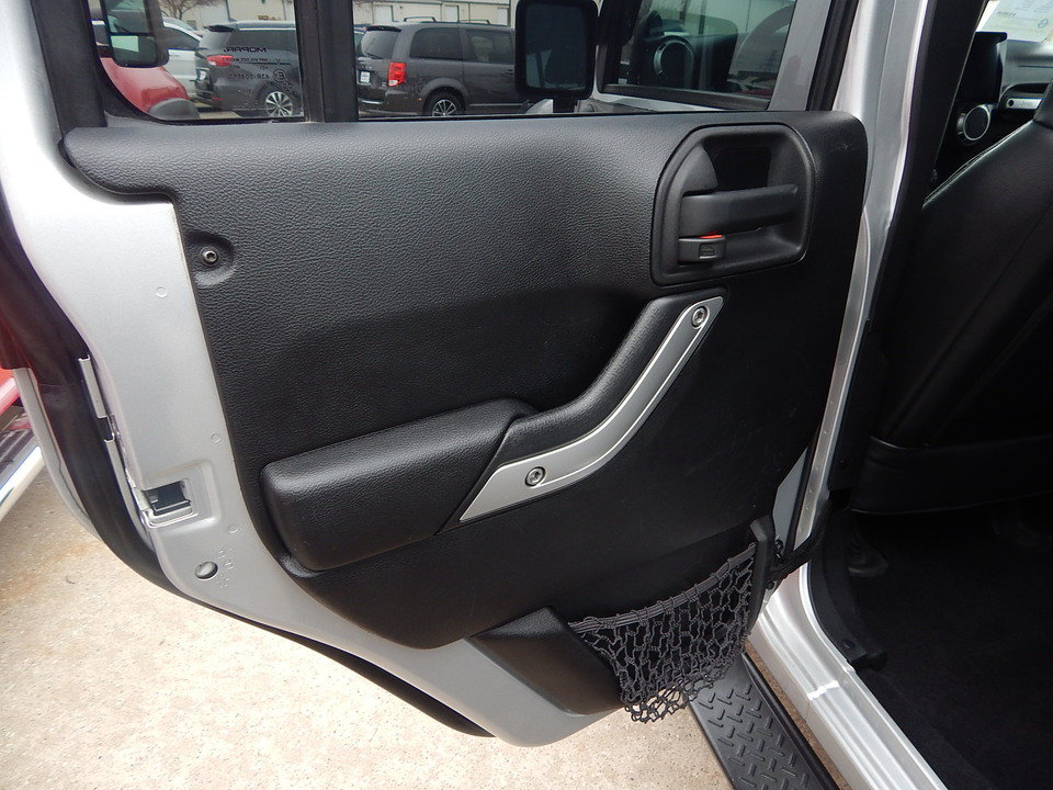 Used 2012 Jeep Wrangler Unlimited Sahara w/ Connectivity Group AWD/4WD image 10