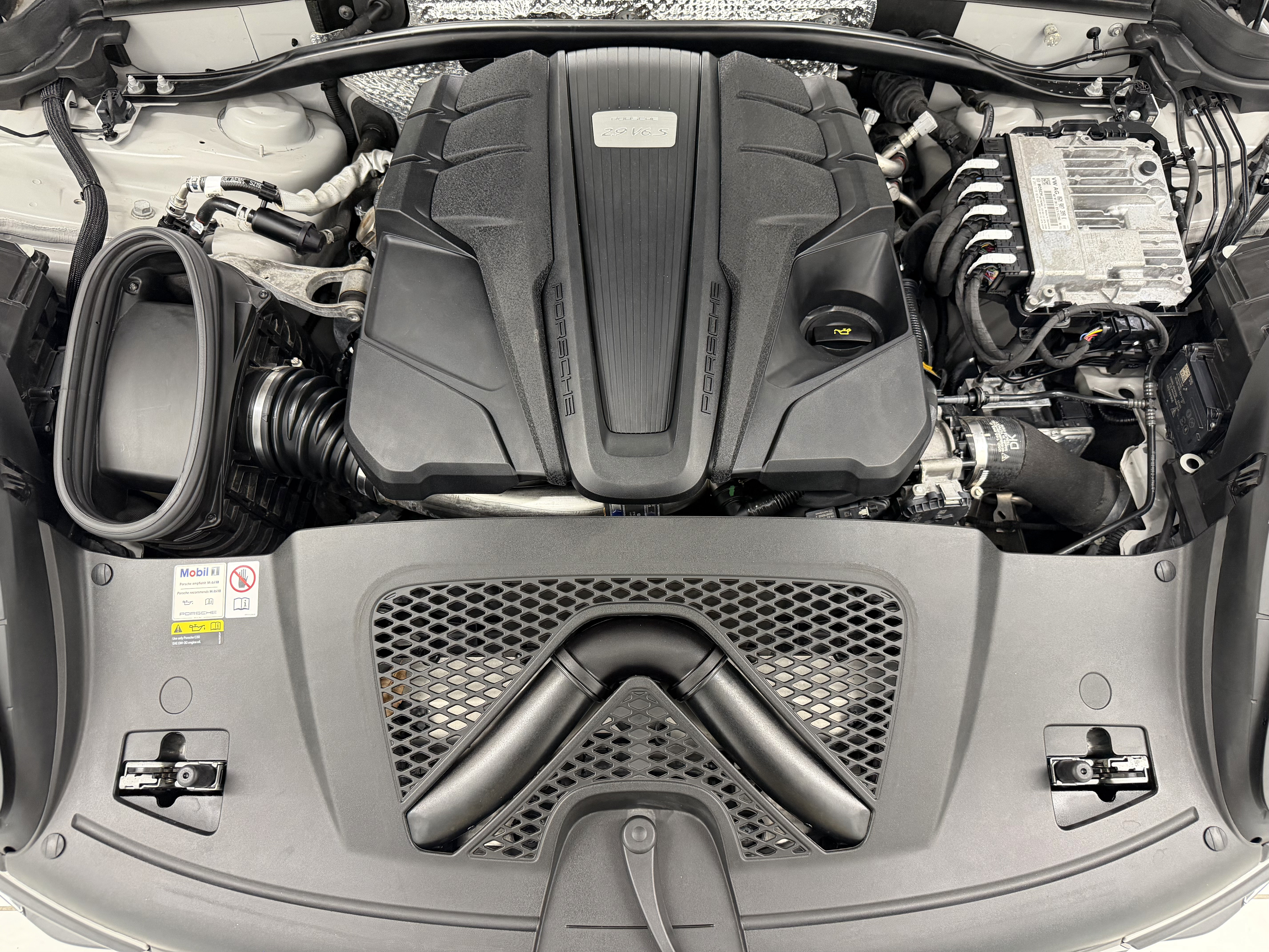 Certified 2023 Porsche Macan S AWD/4WD image 61