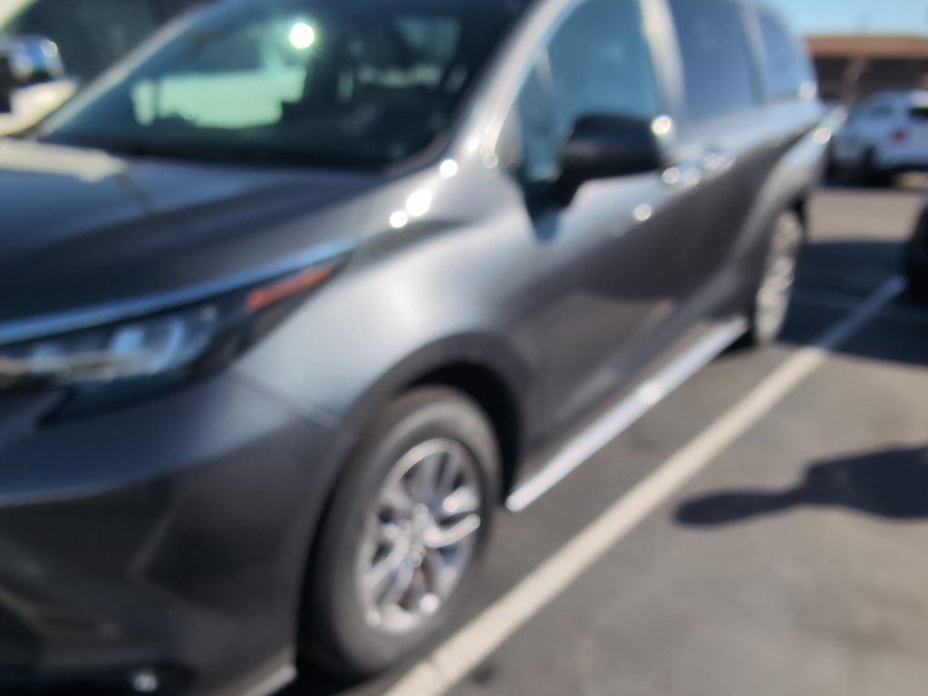 Used 2025 Toyota Sienna XLE FWD image 9