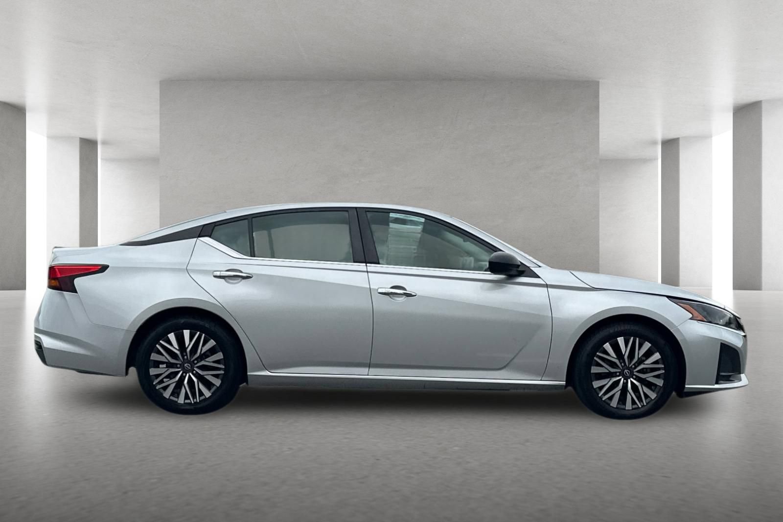 Used 2024 Nissan Altima 2.5 SV FWD image 3