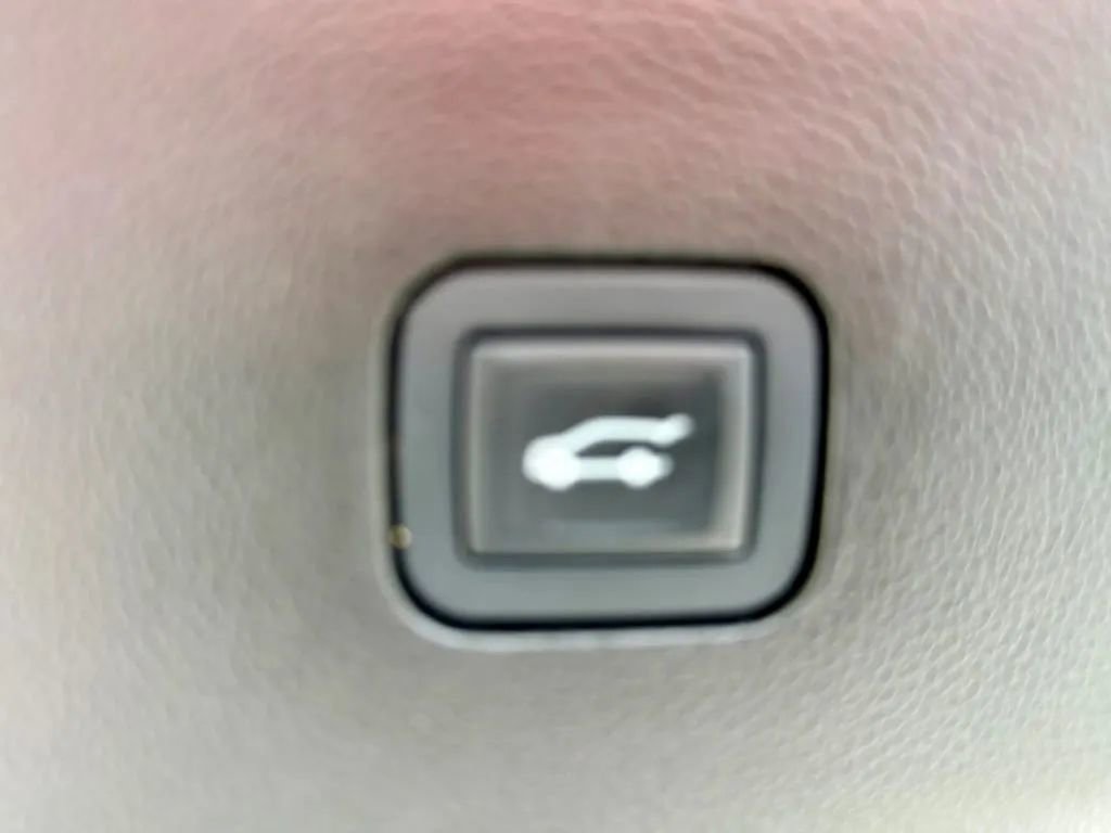 Used 2018 Buick Enclave Essence AWD/4WD image 24