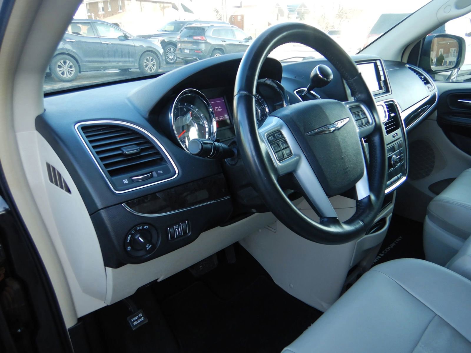 Used 2013 Chrysler Town & Country Touring image 12