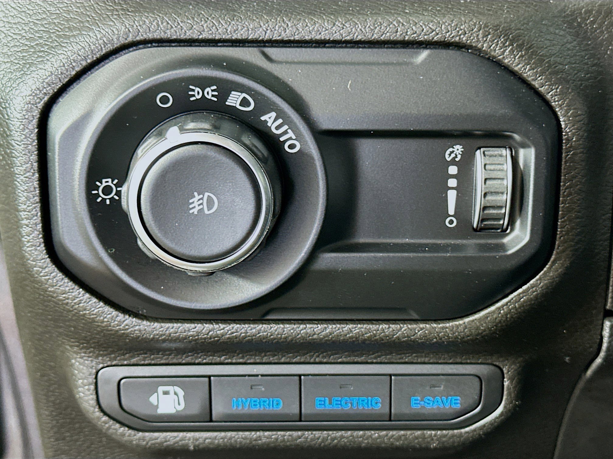 Used 2023 Jeep Wrangler Unlimited Sahara w/ Cold Weather Group AWD/4WD image 16