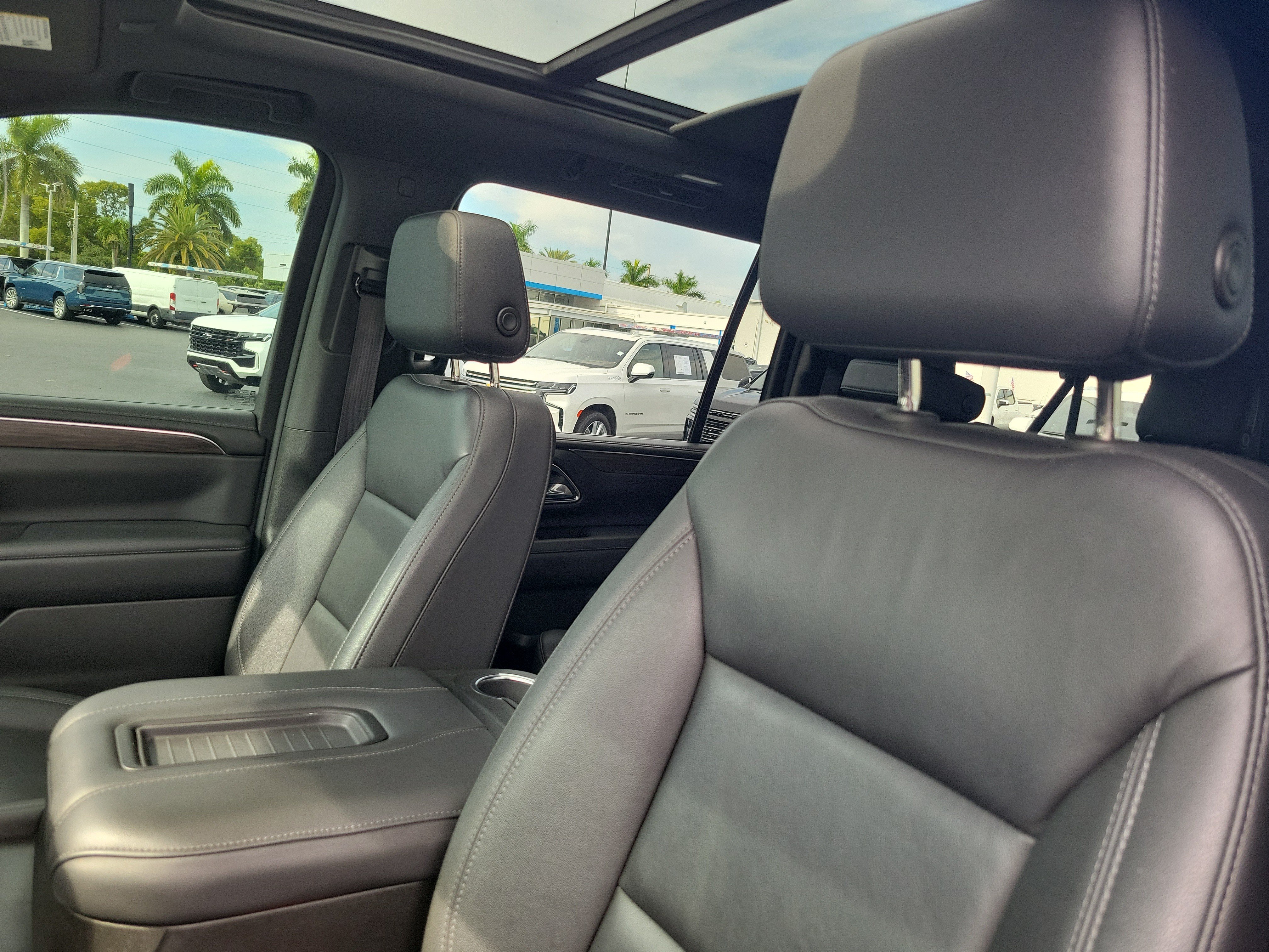 Used 2024 Chevrolet Suburban LT w/ Luxury Package RWD image 16