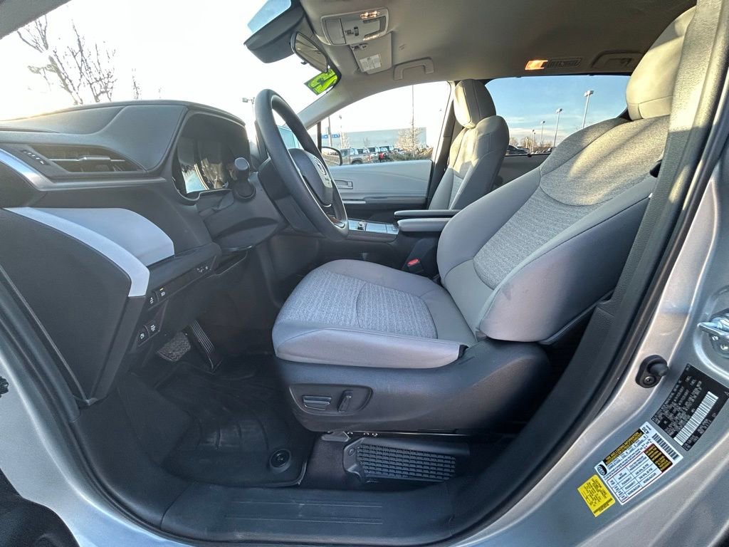 Used 2025 Toyota Sienna LE image 12