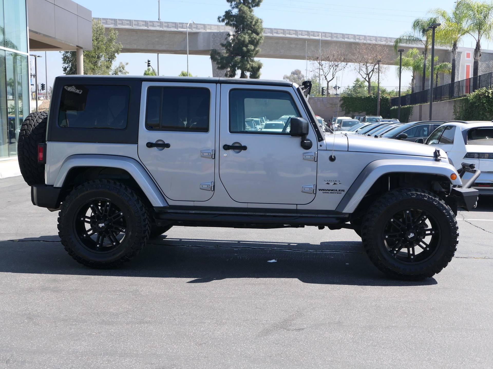 Used 2017 Jeep Wrangler Unlimited Sahara image 2