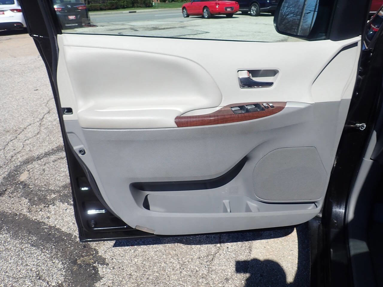 Used 2013 Toyota Sienna XLE FWD image 10