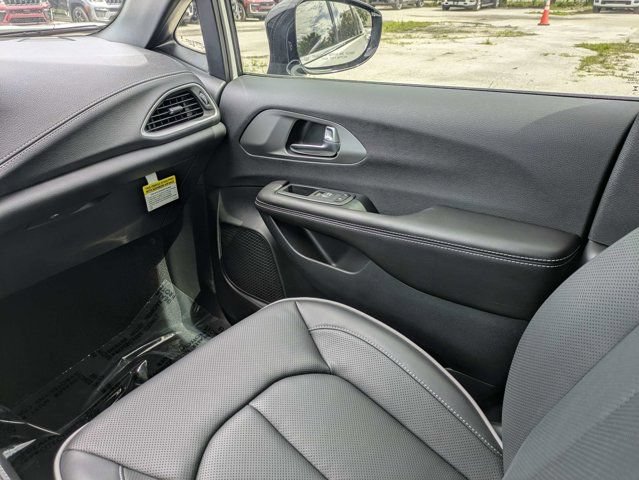 New 2027 Chrysler Pacifica Limited FWD image 19
