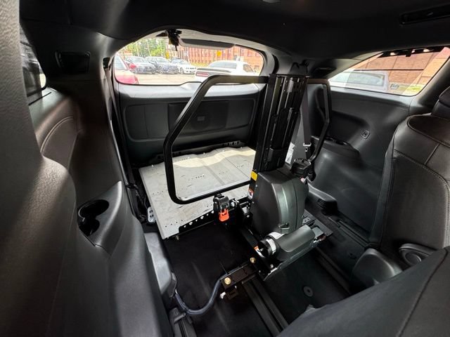 Used 2025 Toyota Sienna Platinum AWD/4WD image 32