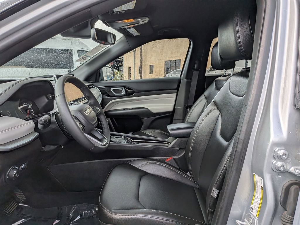 Used 2025 Jeep Compass Limited image 15
