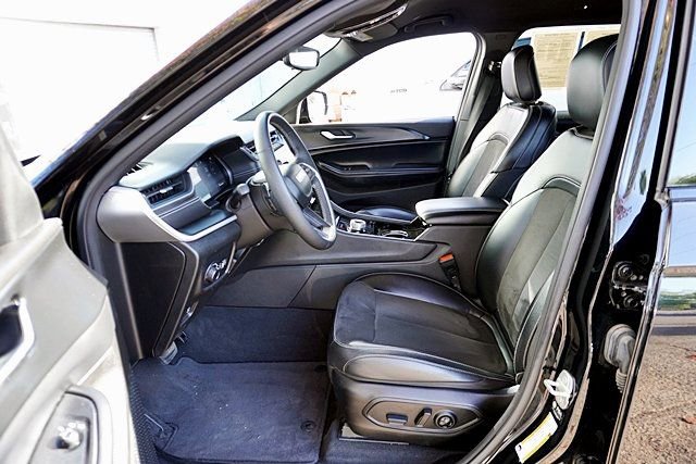 Certified 2023 Jeep Grand Cherokee L Laredo image 13