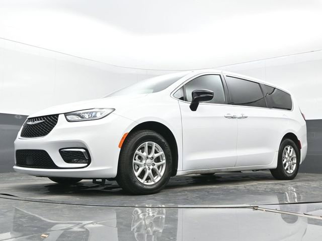 Used 2025 Chrysler Pacifica Select image 21