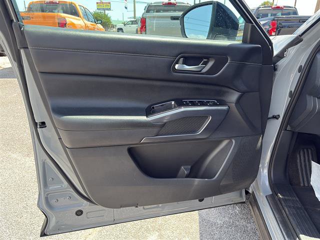 Used 2023 Nissan Pathfinder SL w/ Lighting Package (N92) FWD image 26