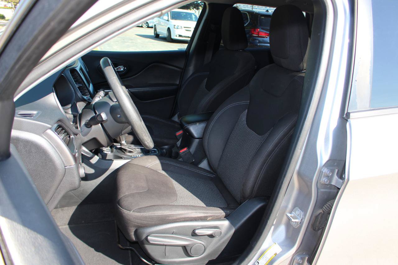 Used 2020 Jeep Cherokee Latitude FWD image 16