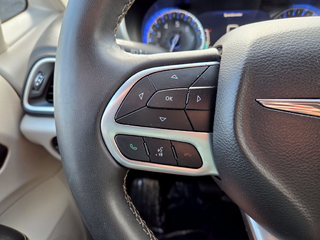 Used 2022 Chrysler Pacifica Touring-L FWD image 28