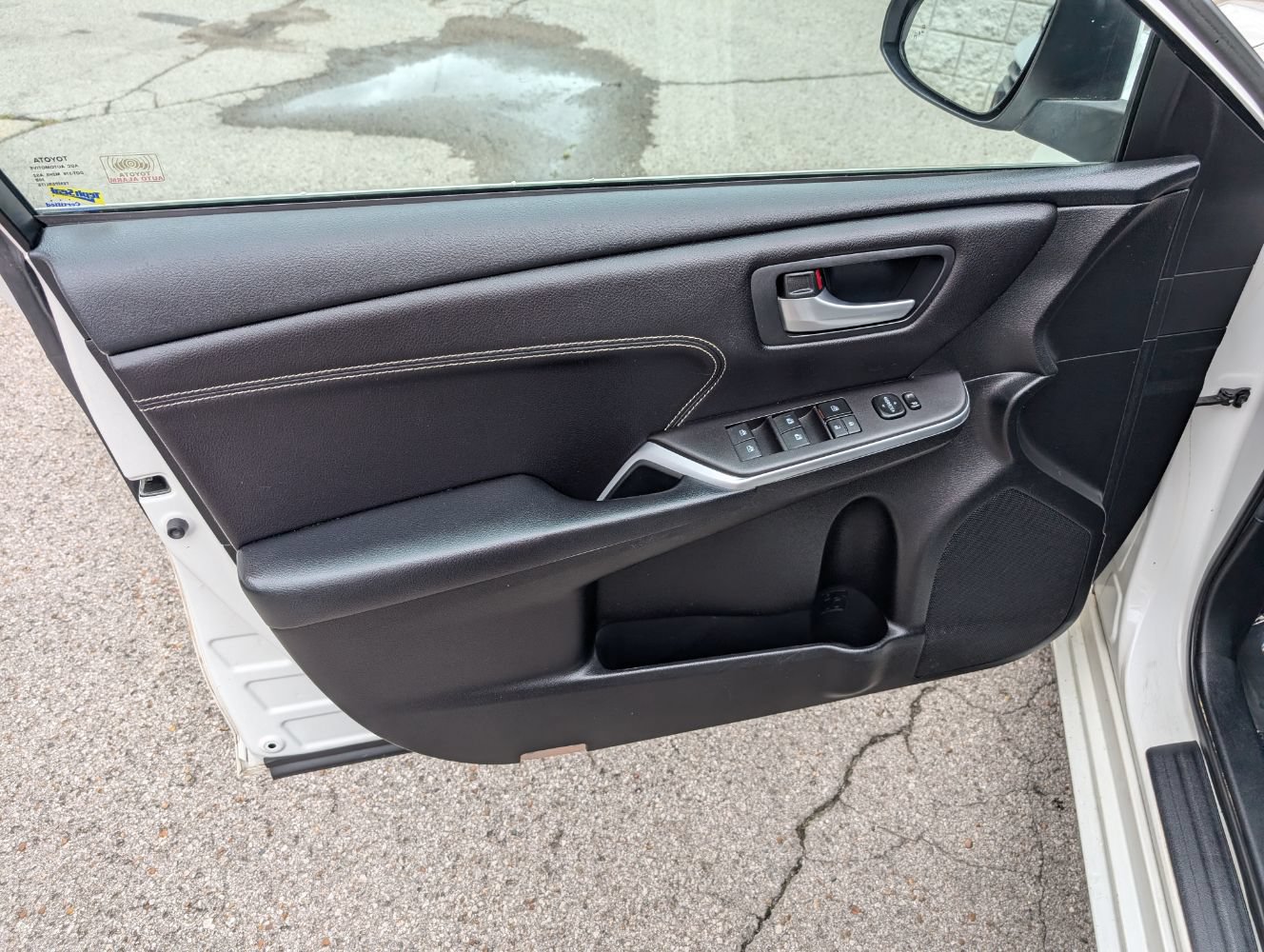 Used 2017 Toyota Camry XLE w/ Moonroof Package FWD image 11