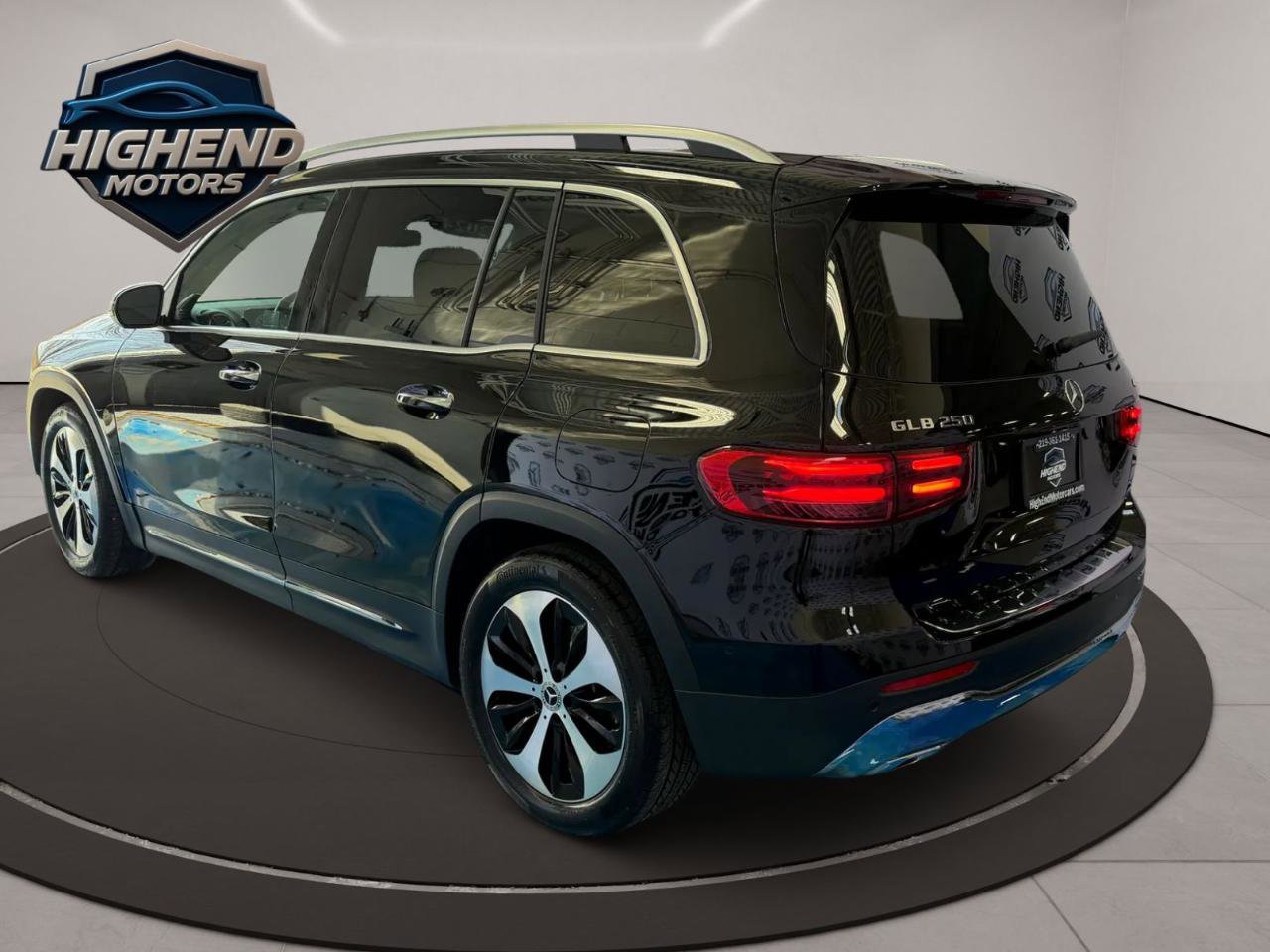 Used 2024 Mercedes-Benz GLB 250 4MATIC w/ Driver Assistance Package image 4