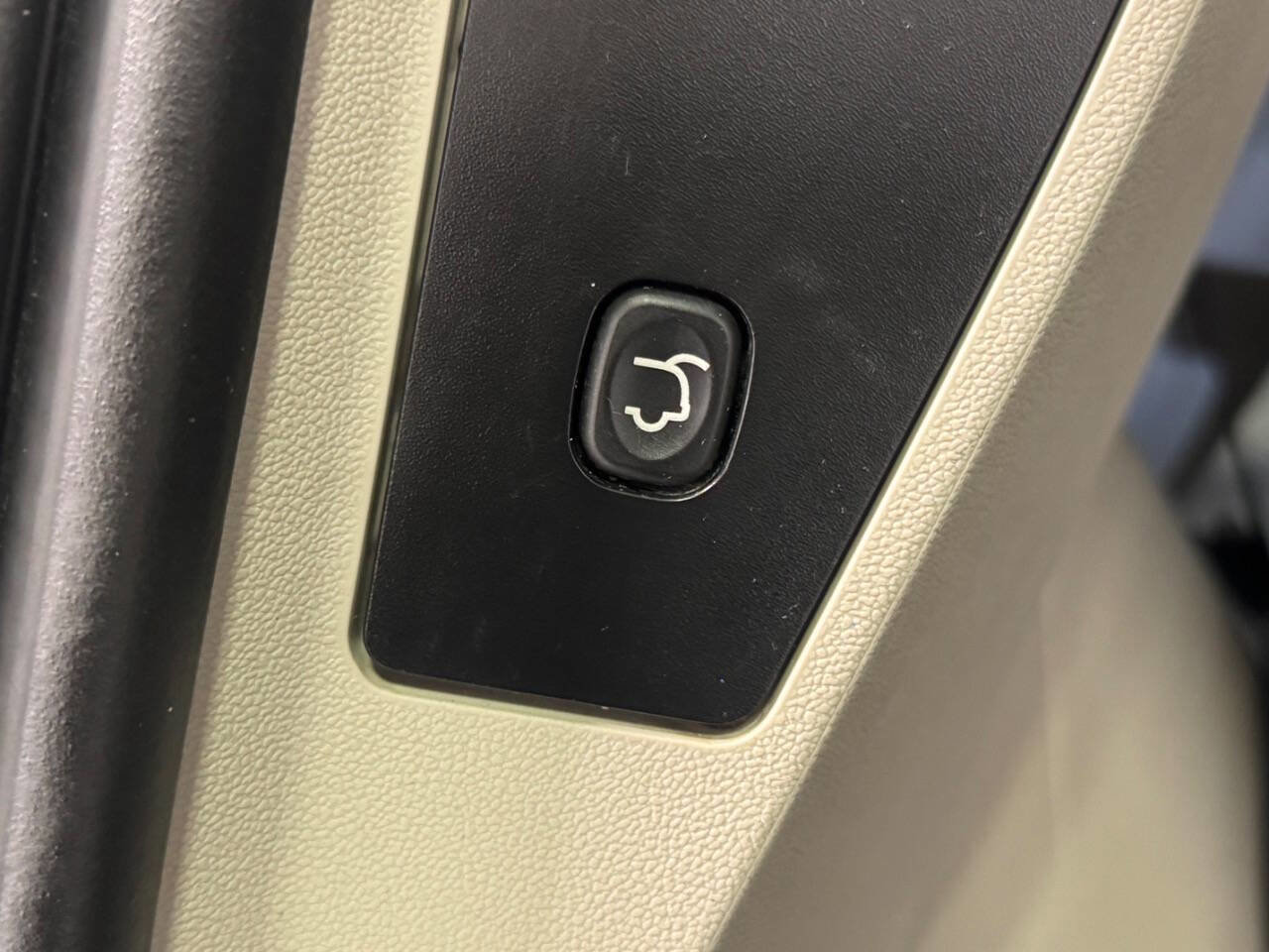 Used 2015 Chrysler Town & Country Touring-L w/ Driver Convenience Group image 19