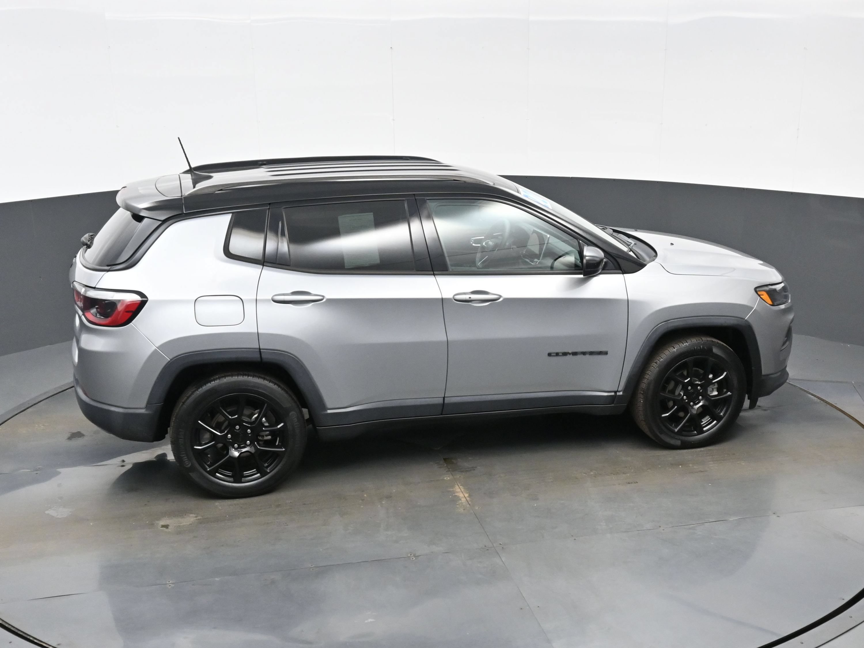 Used 2022 Jeep Compass Latitude FWD image 39