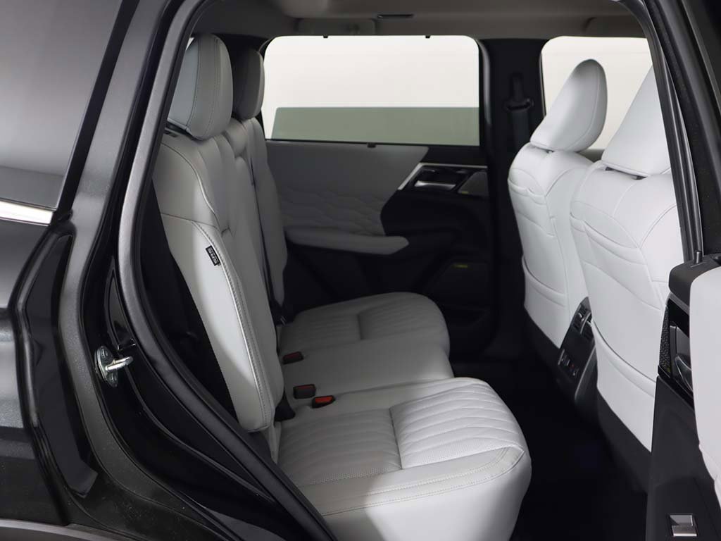 New 2025 Mitsubishi Outlander AWD image 35