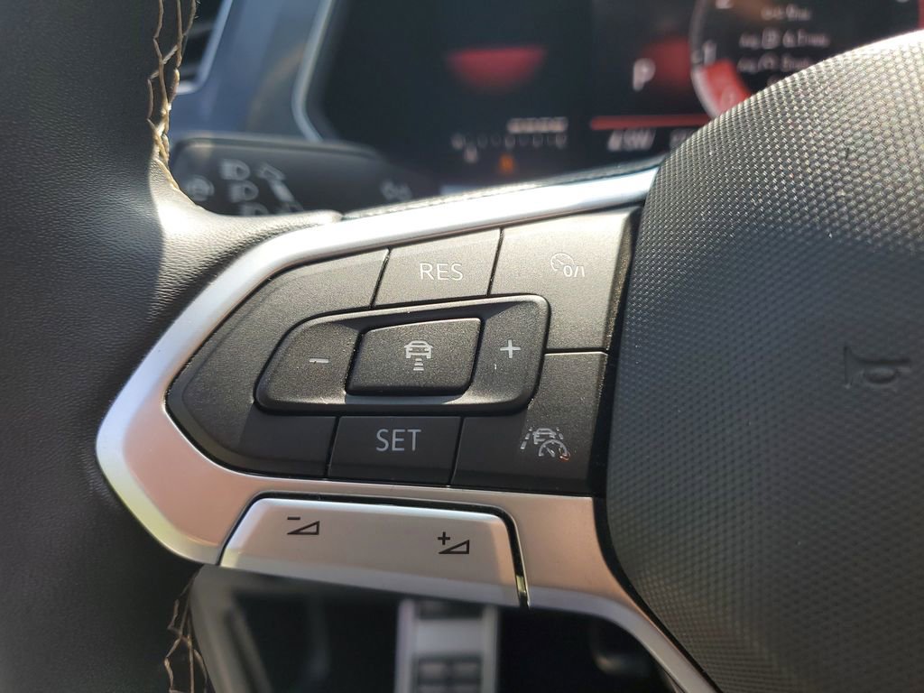 Used 2023 Volkswagen Tiguan SE R-Line image 29