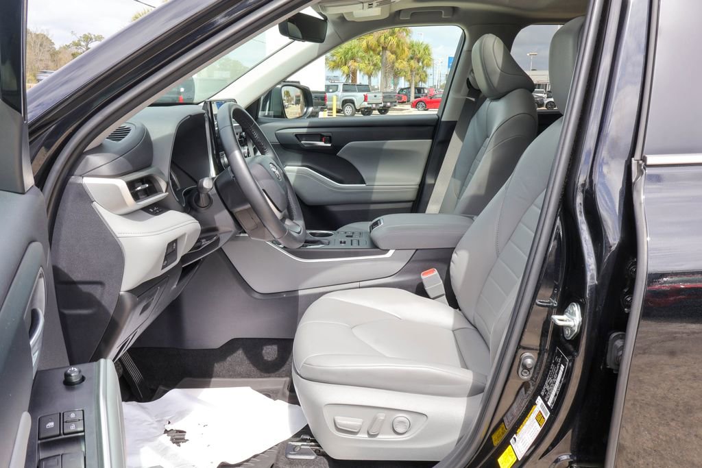 Used 2024 Toyota Highlander XLE image 8